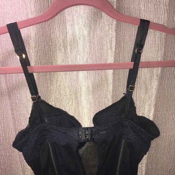 Victoria’s Secret Very Sexy Lace with Garter clips - Picture 4 of 7